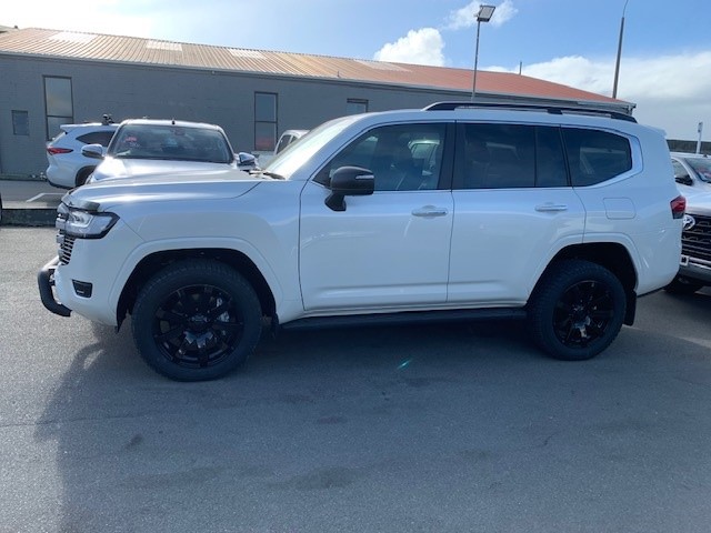 Toyota Land Cruiser 300 Series on Covert RV3