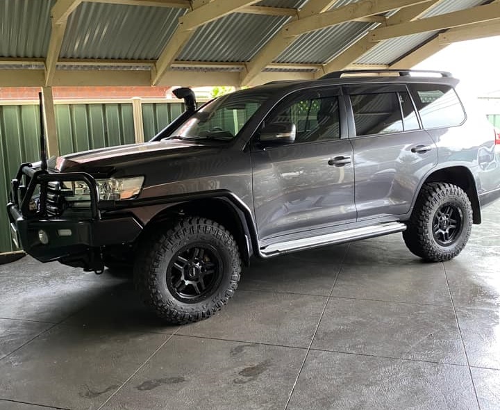 Toyota Land Cruiser 200 Series on ROH Hammer