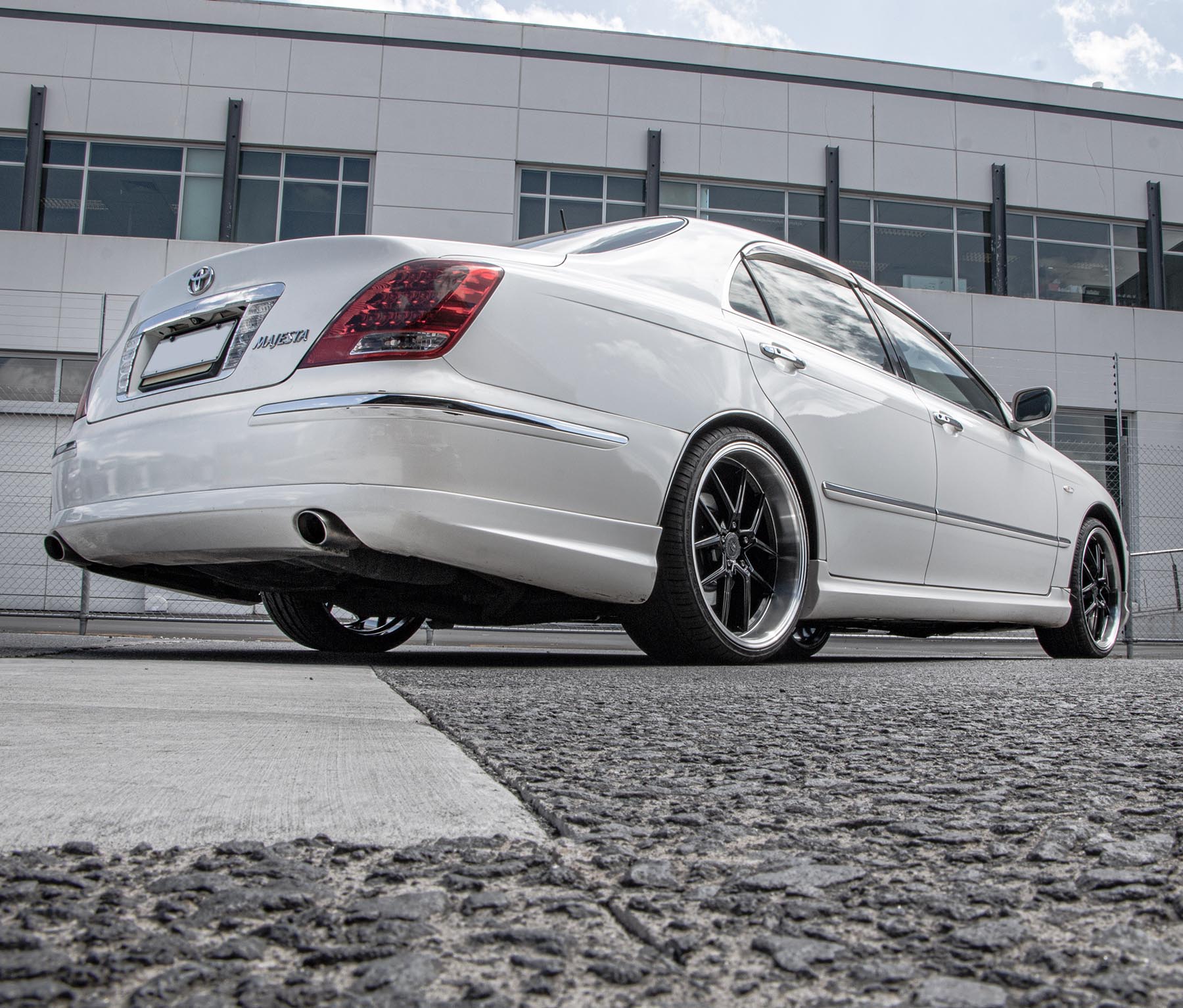 Toyota Crown Majesta on 20" Covert CV4