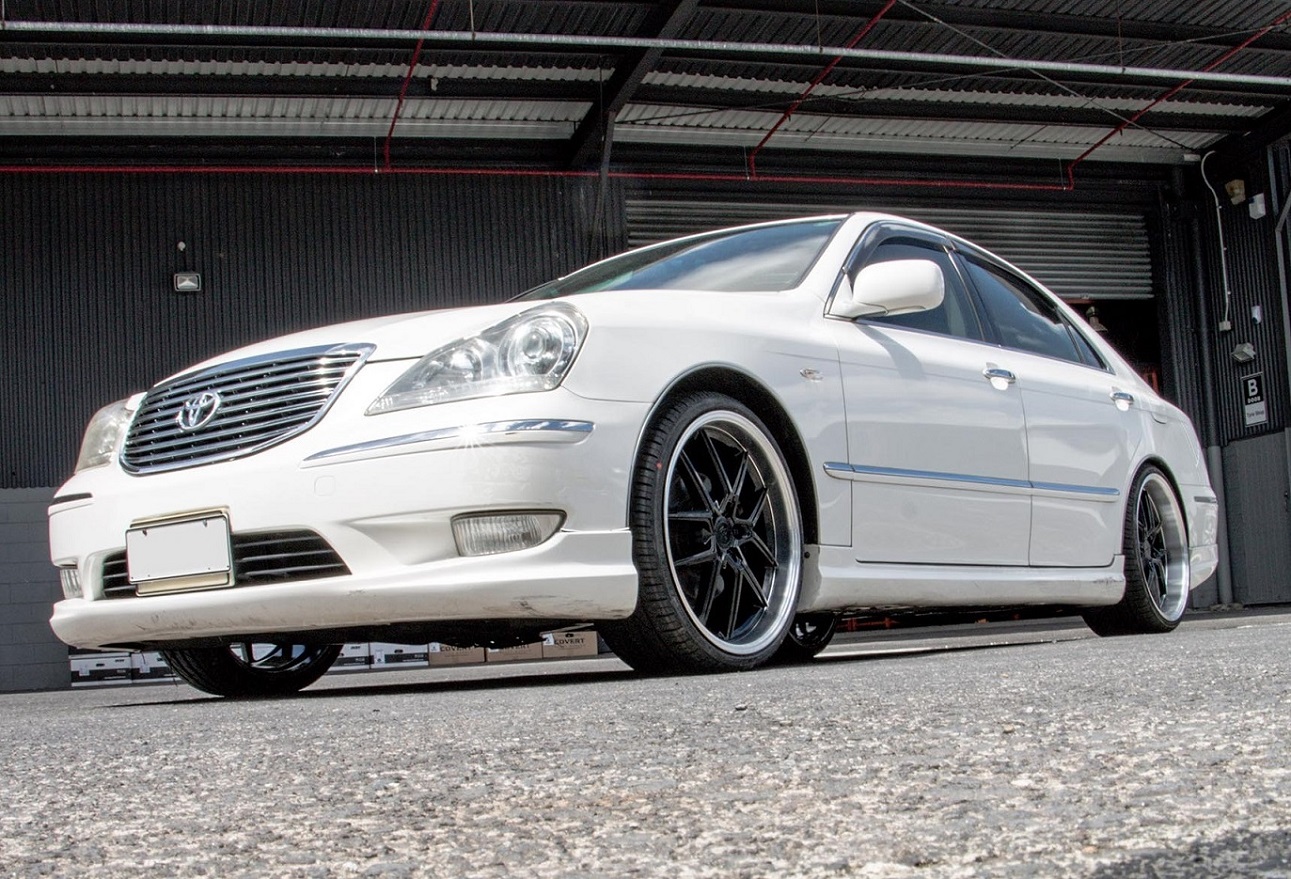 Toyota Crown Majesta on 20" Covert CV4