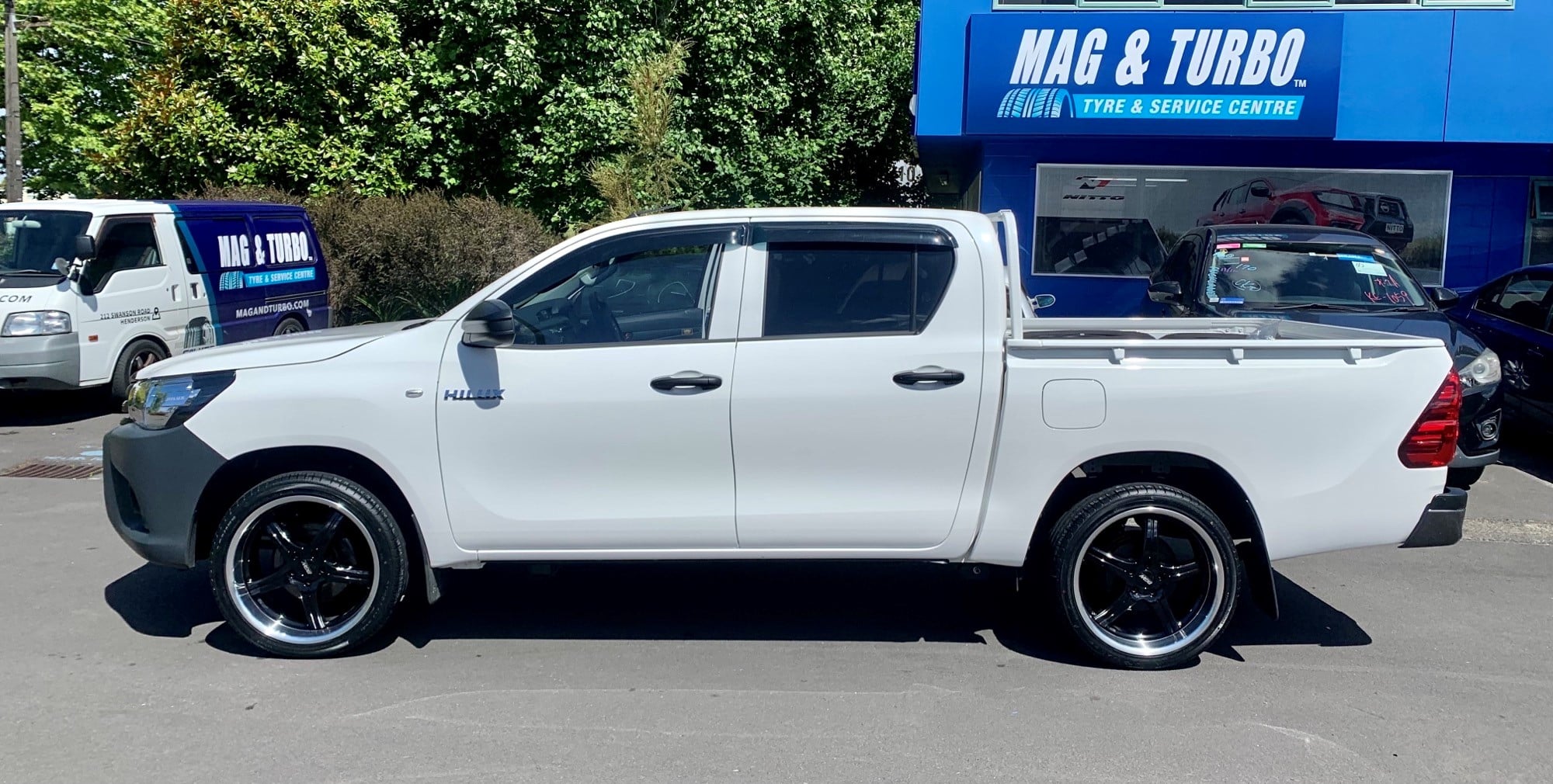 Toyota Hilux 2WD on 20" BGW Rampage