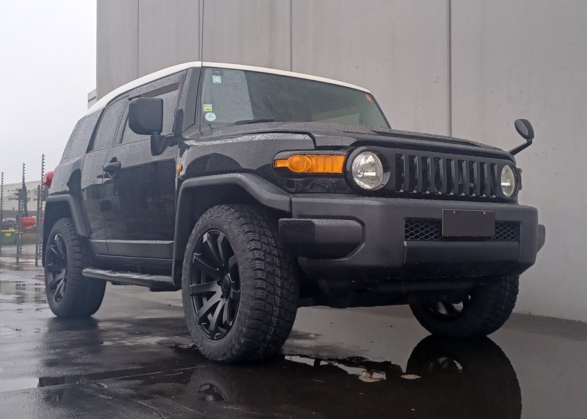 Toyota Fj Cruiser on 20" Covert RV3