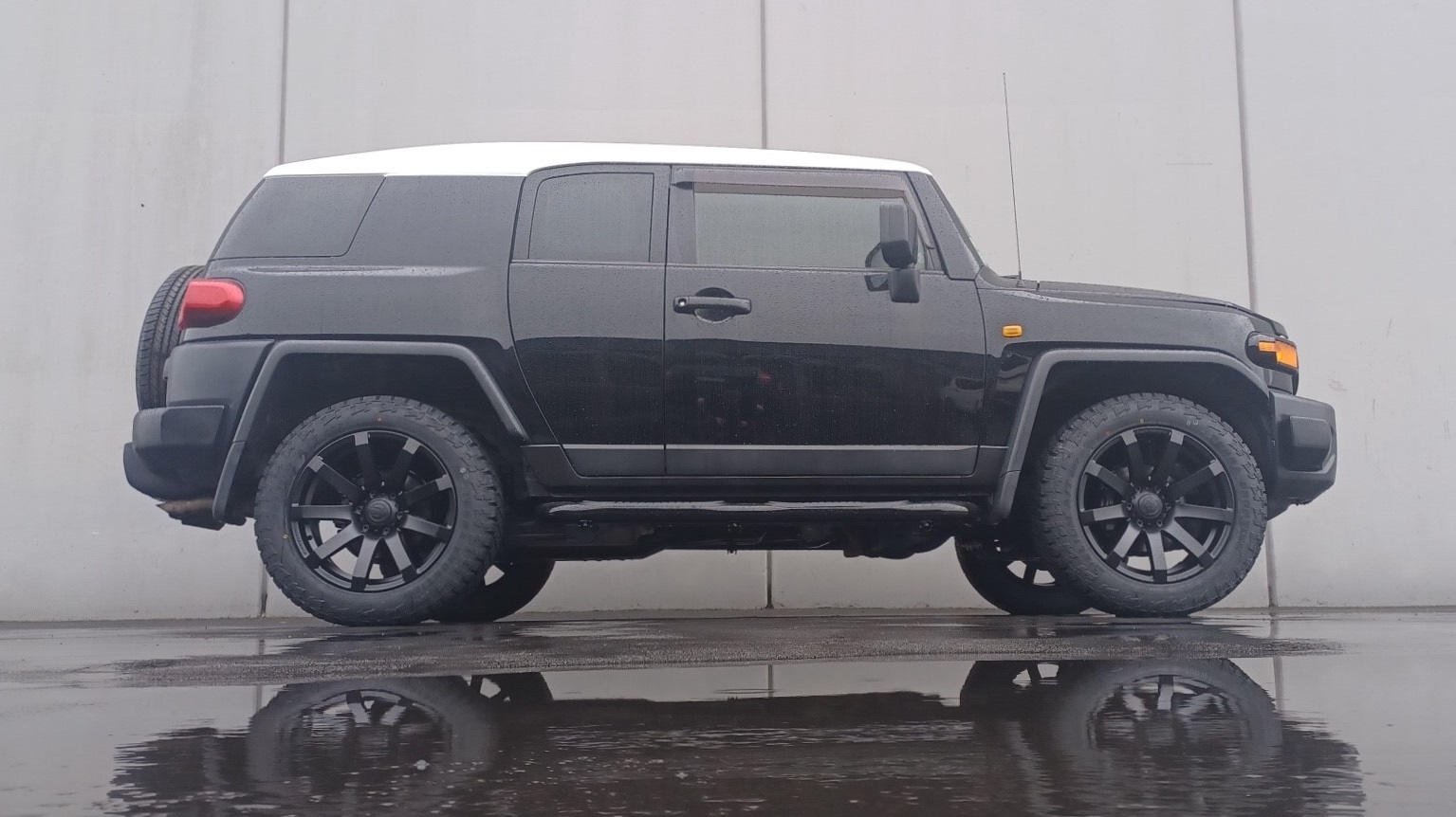 Toyota Fj Cruiser on 20" Covert RV3