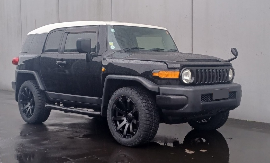 Toyota Fj Cruiser on 20" Covert RV3