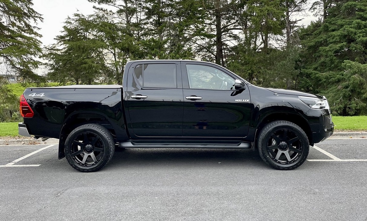 Toyota Hilux SR5 (2021) on BGW Vader