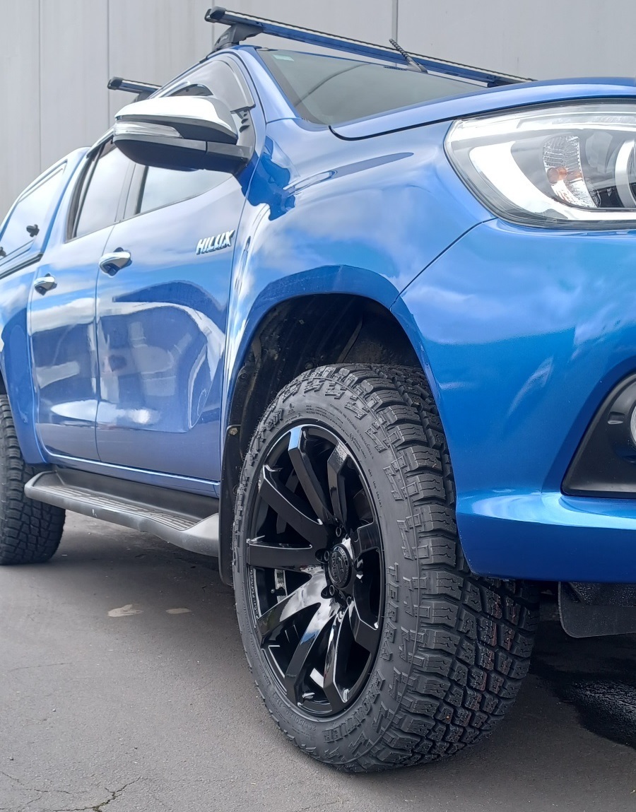 Toyota Hilux SR5 (2016) on 20" Covert RV3