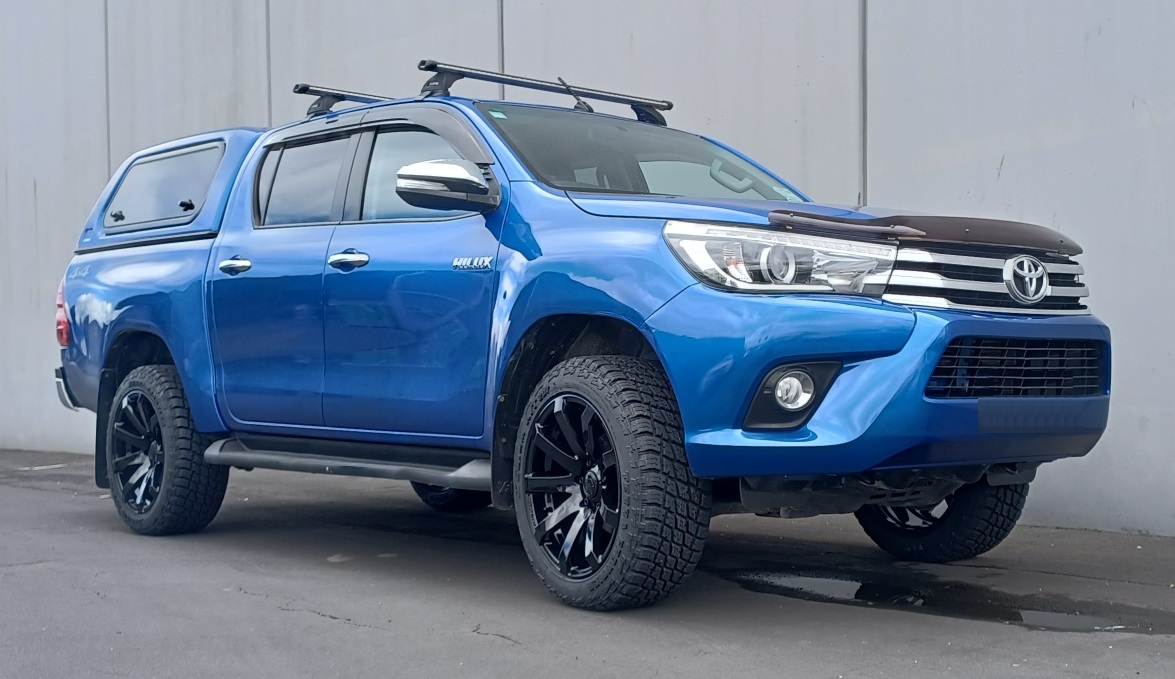 Toyota Hilux SR5 (2016) on 20" Covert RV3