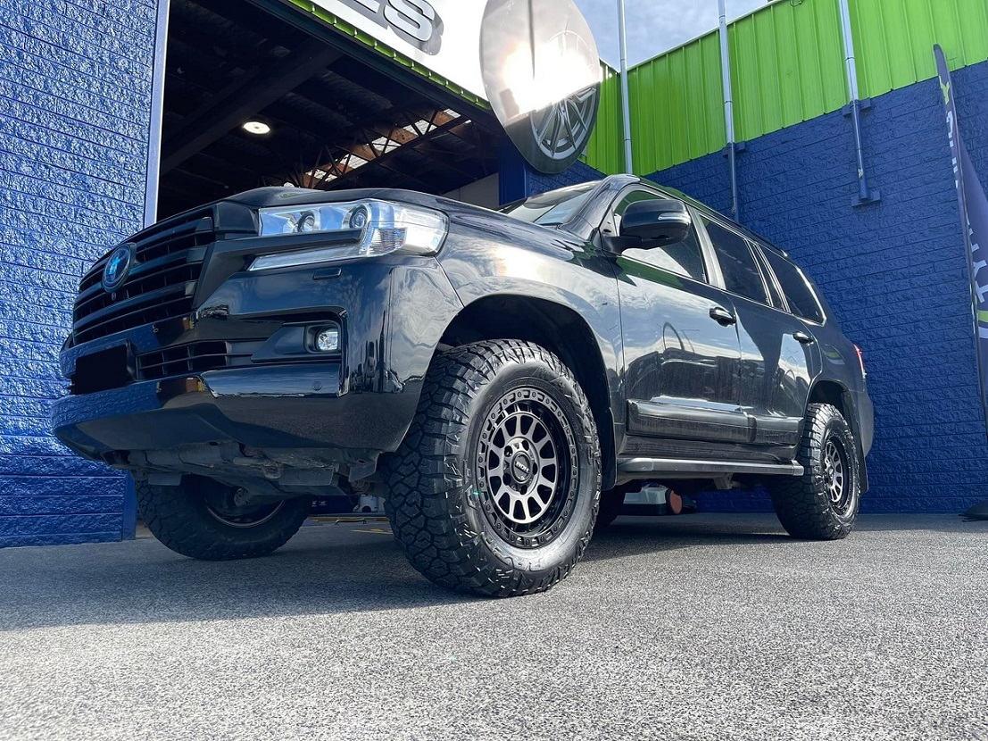 Toyota LC200 Series (2016) on 18" ROH Assault