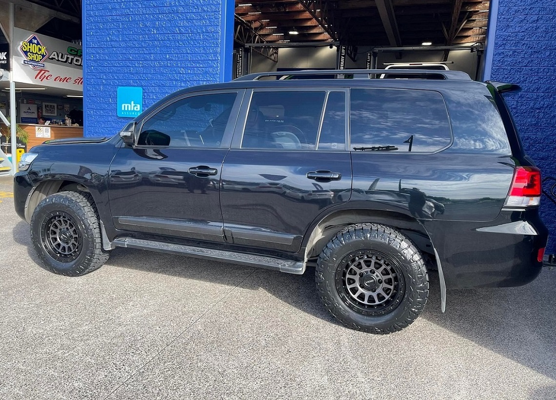 Toyota LC200 Series (2016) on 18" ROH Assault