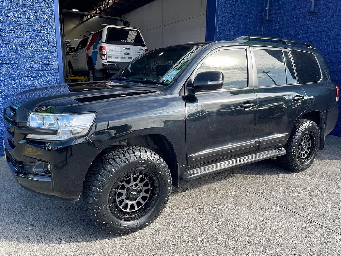 Toyota LC200 Series (2016) on 18" ROH Assault