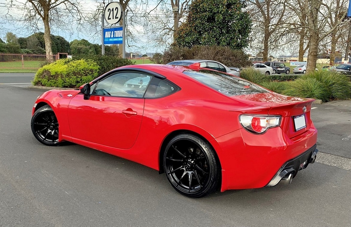 Toyota GT86 (2014) lowered on 18" BGW Circuit
