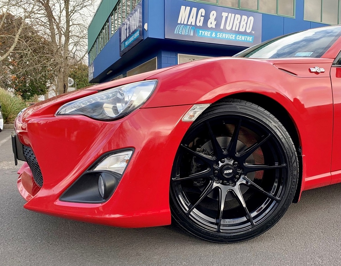 Toyota GT86 (2014) lowered on 18" BGW Circuit