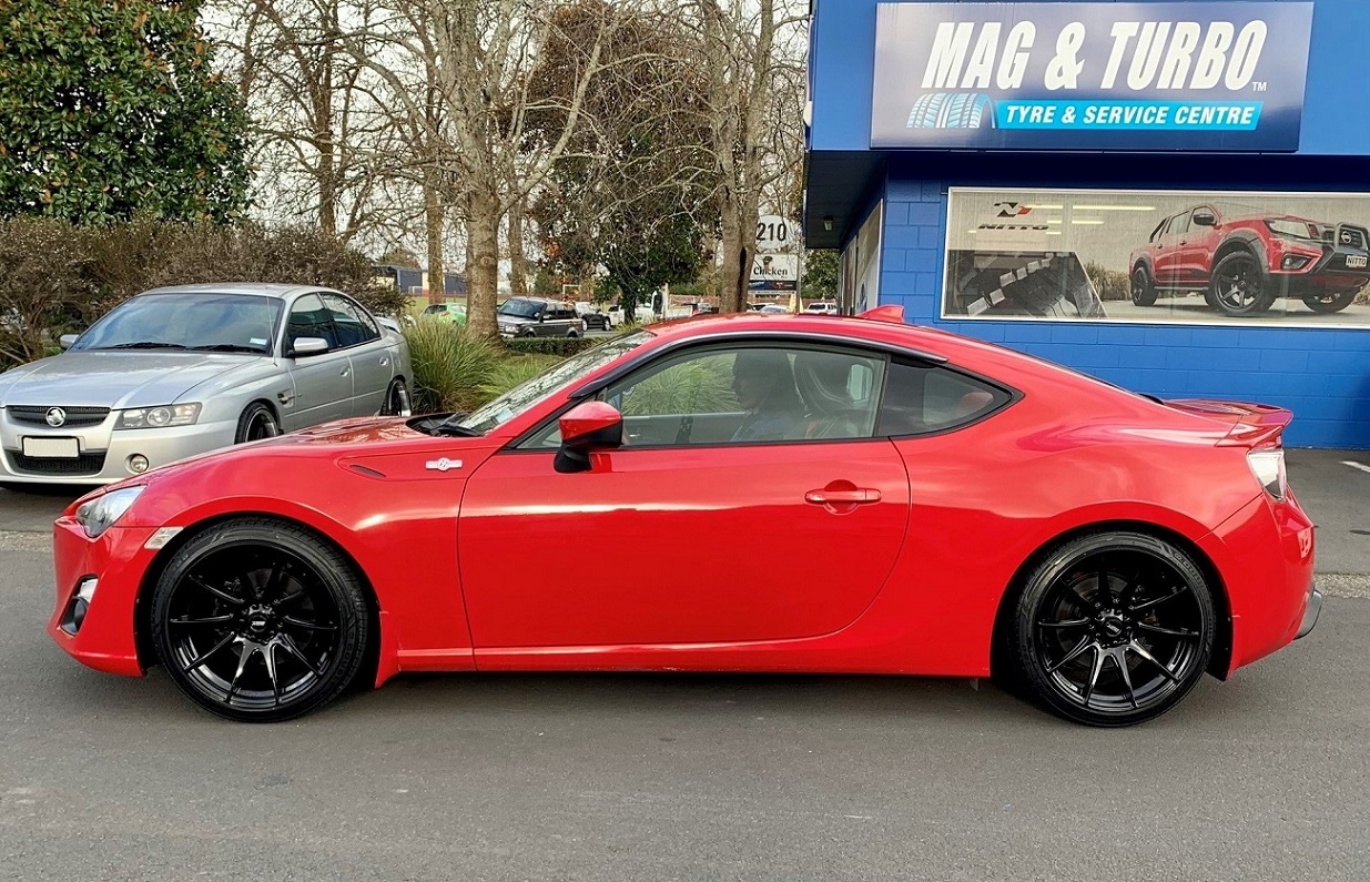 Toyota GT86 (2014) lowered on 18" BGW Circuit