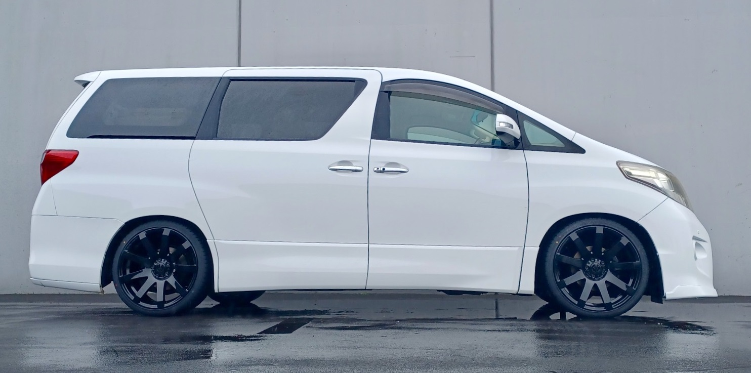 Toyota Alphard (2010) on 20" Covert RV3