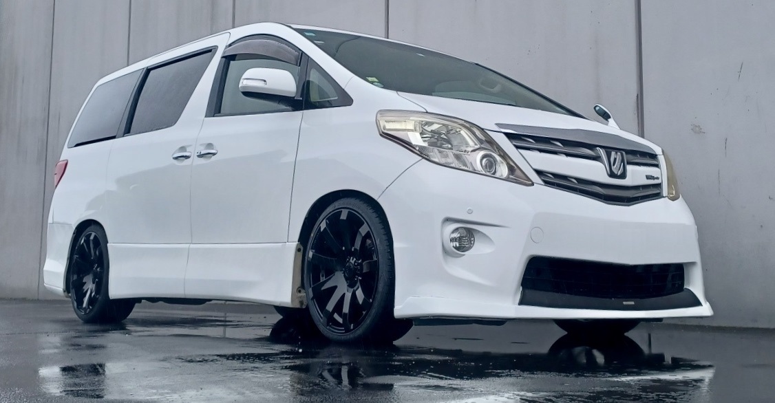 Toyota Alphard (2010) on 20" Covert RV3
