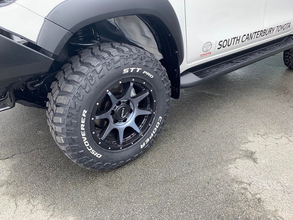 Toyota Hilux on 17" ROH Trophy