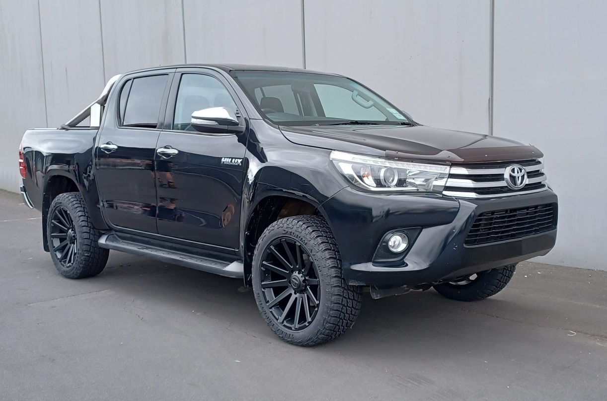 Toyota Hilux SR5 (2016) on BGW Cruze