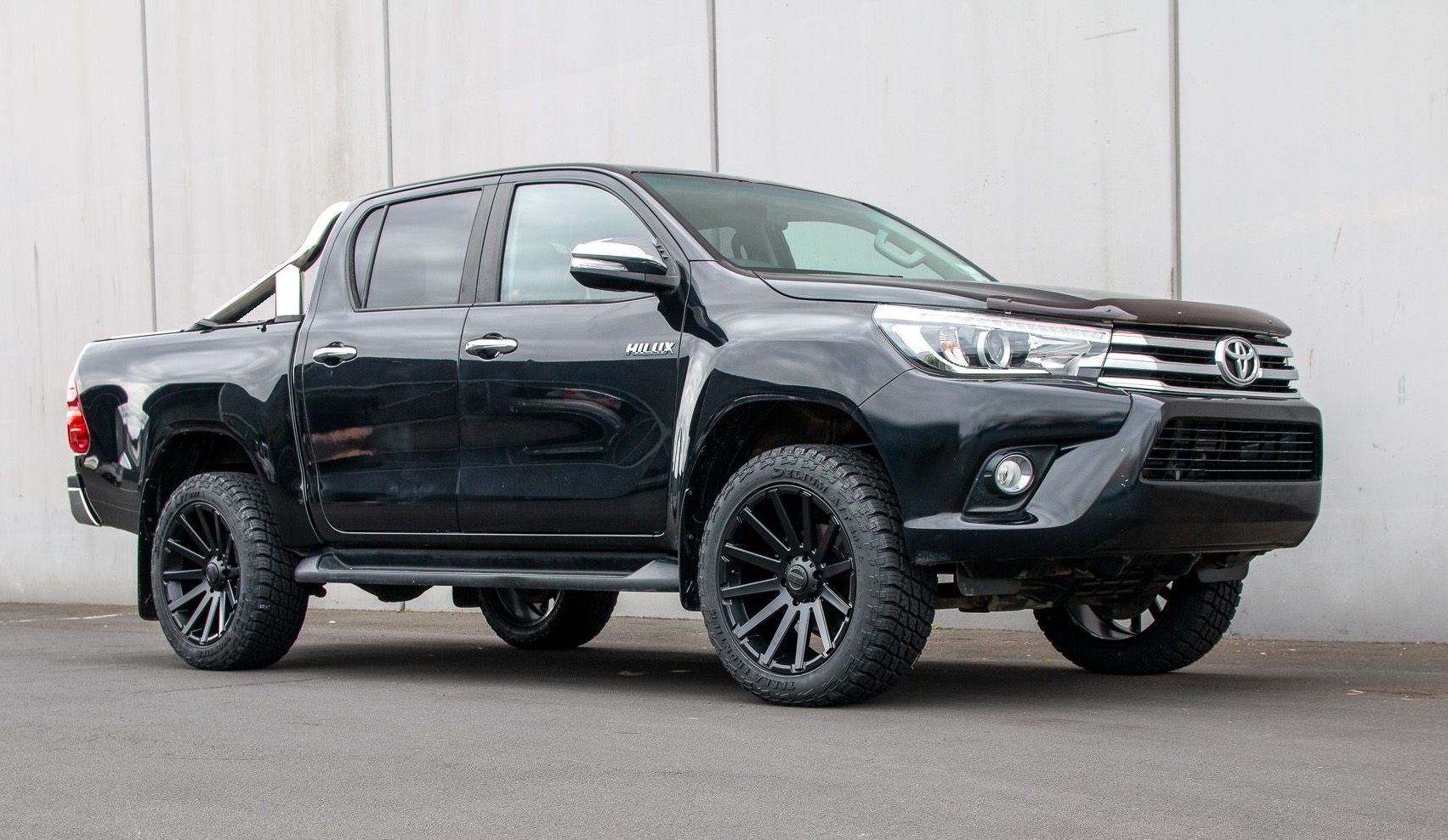 Toyota Hilux SR5 (2016) on BGW Cruze