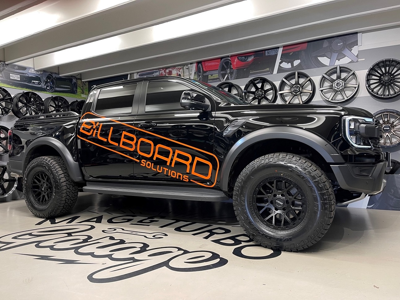 Ford Ranger Raptor (2022) on 17" ROH Crawler