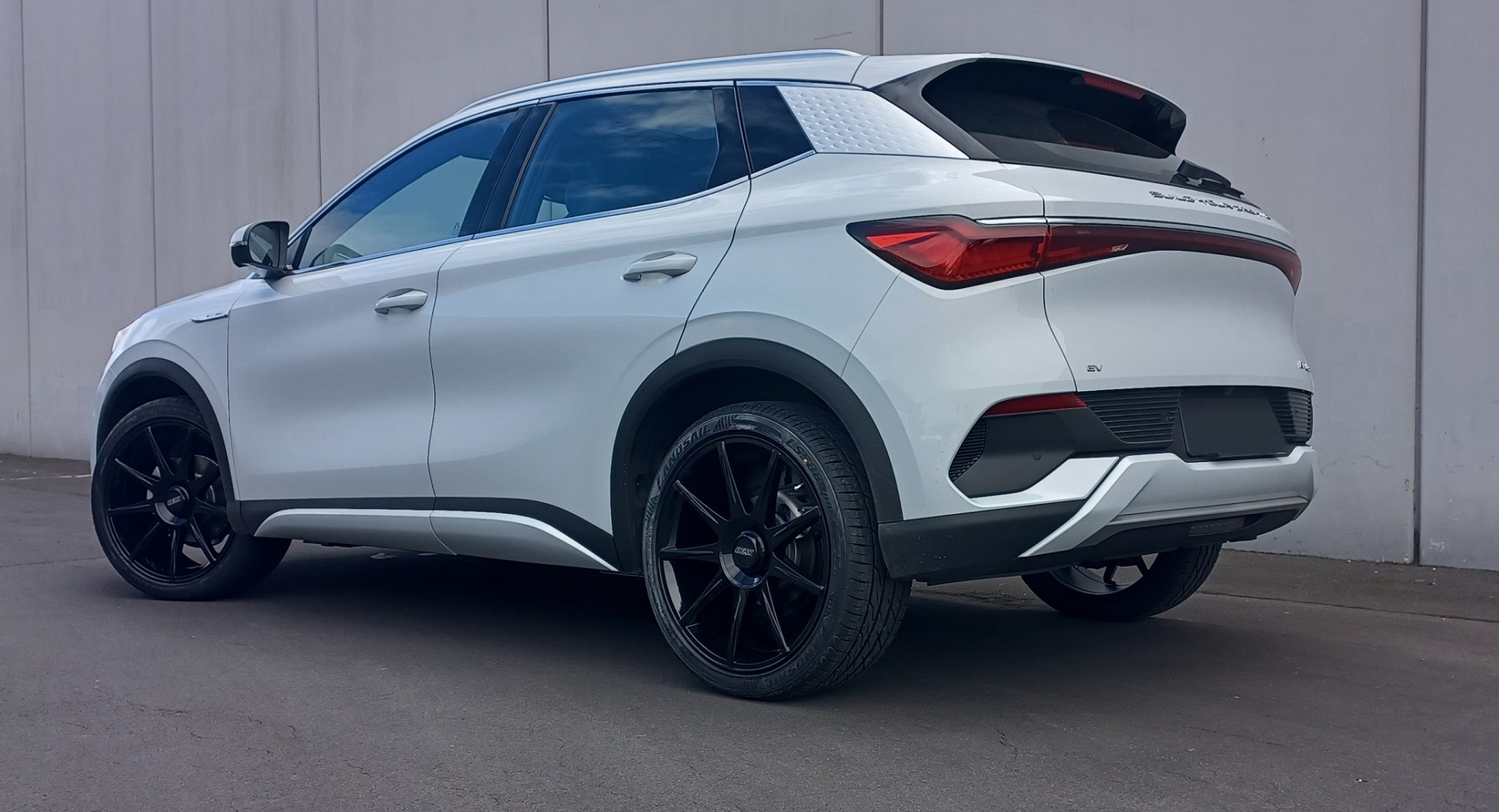 BYD Atto 3 (2022) on 20" BGW Tech 9