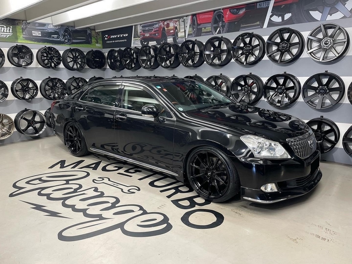 Toyota Crown Majesta (2011) on 20" BGW Circuit
