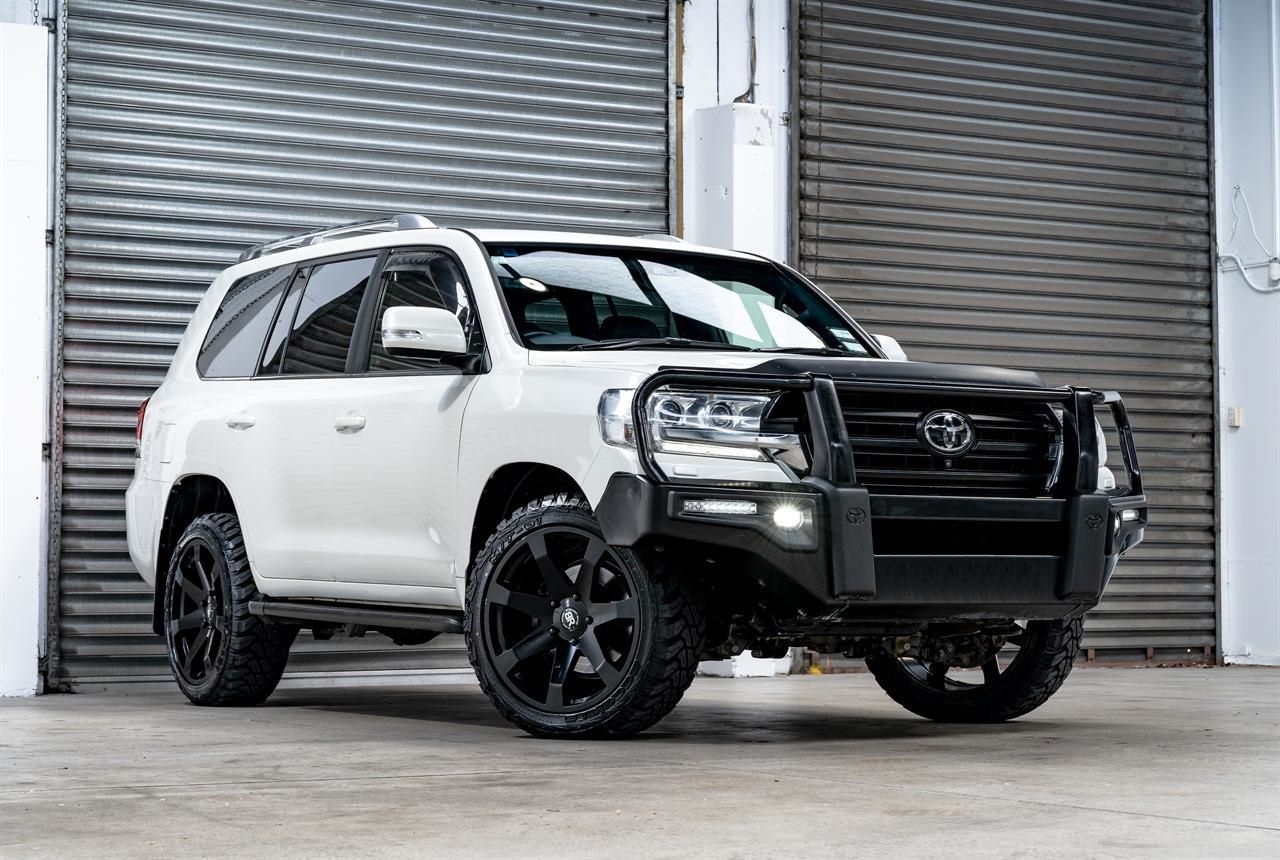 Toyota LC200 (2017) on 22" Black Rhino Mozambique