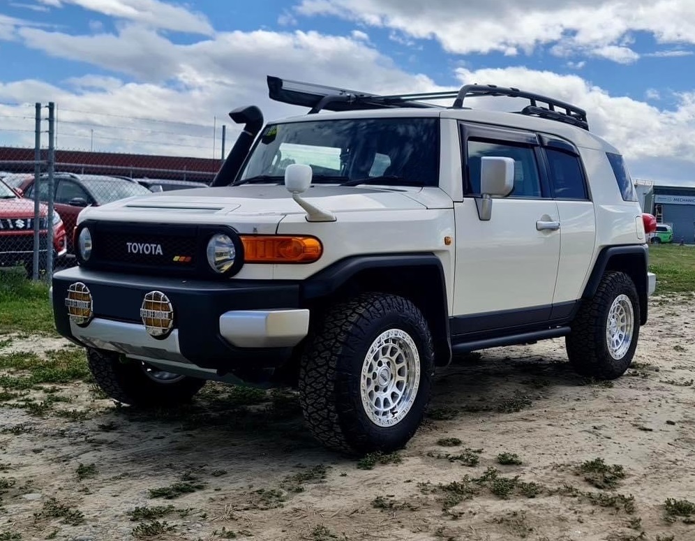 Toyota FJ Cruiser (2011) on 17x9" ROH Assault