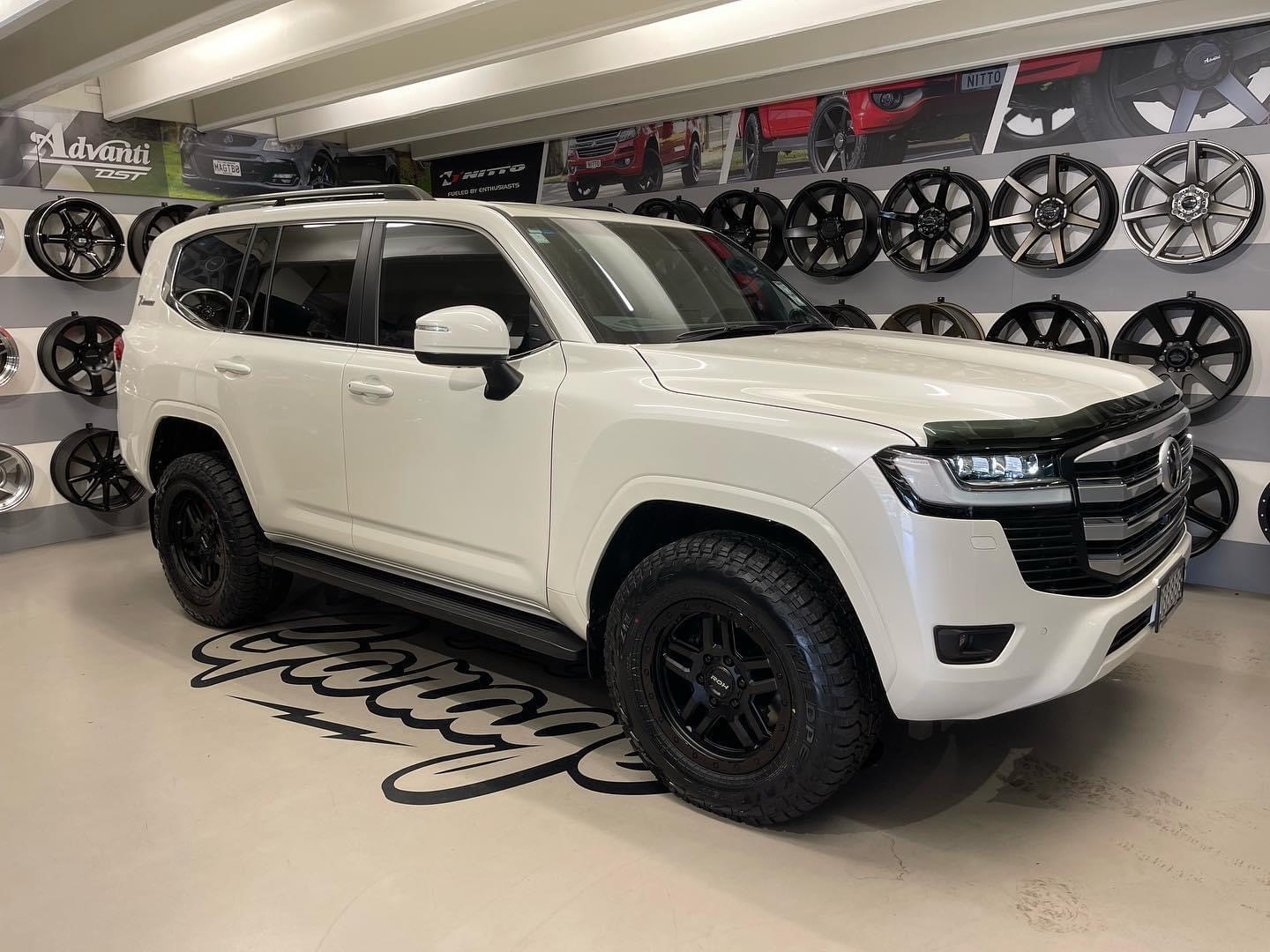 Toyota LC300 (2022) on 18" ROH Hammer