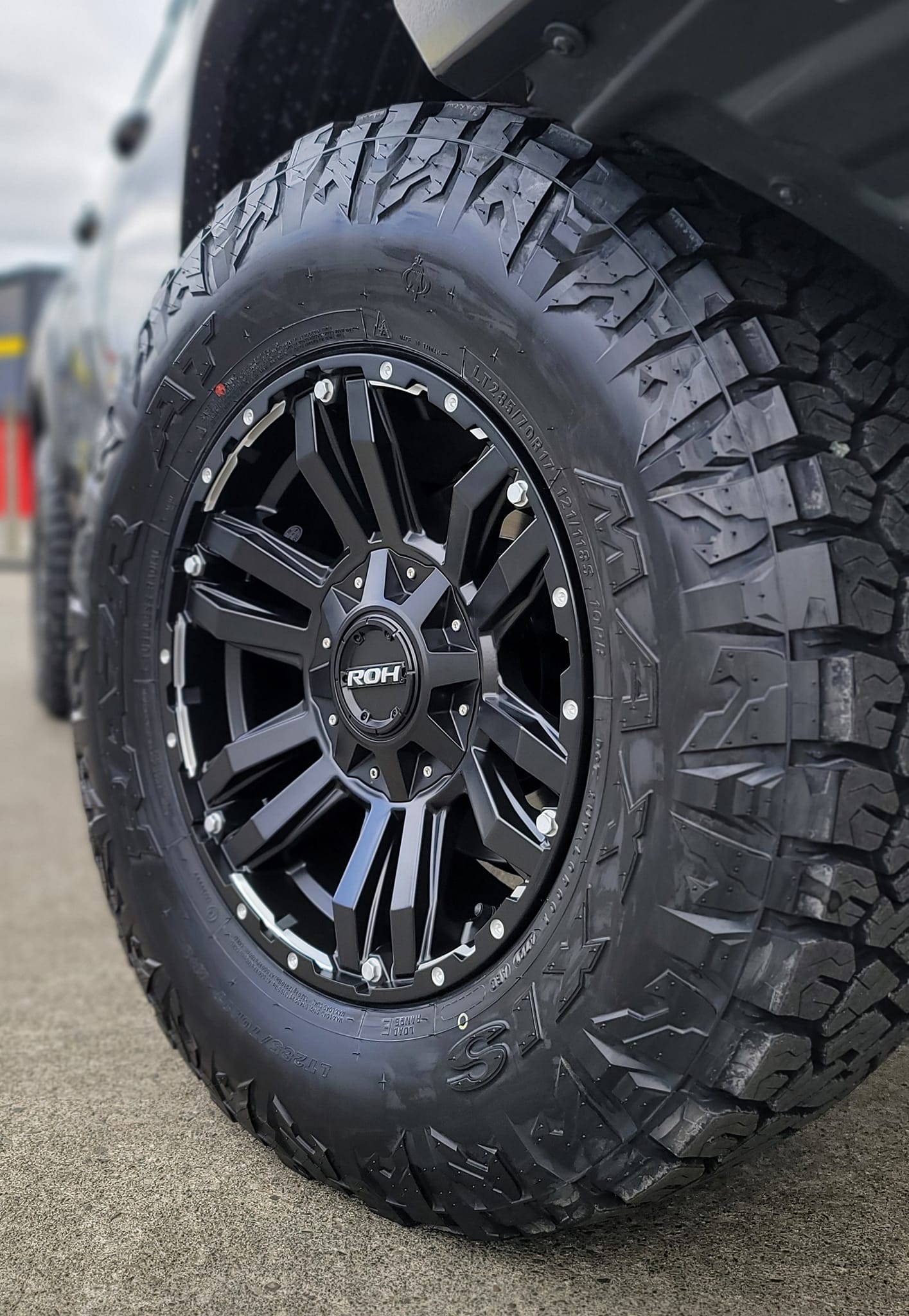Toyota Hilux SR5 Cruiser (2020) on 17" ROH Vapour
