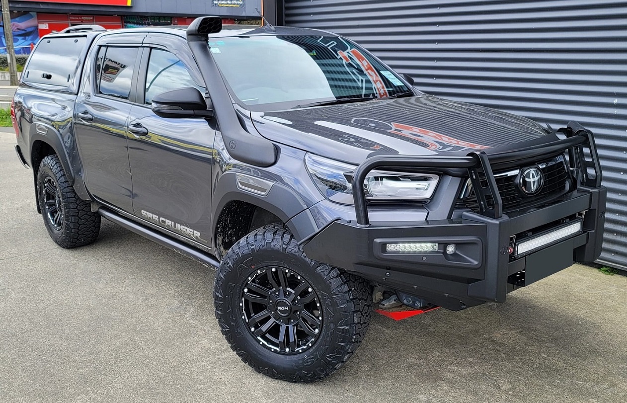 Toyota Hilux SR5 Cruiser (2020) on 17" ROH Vapour