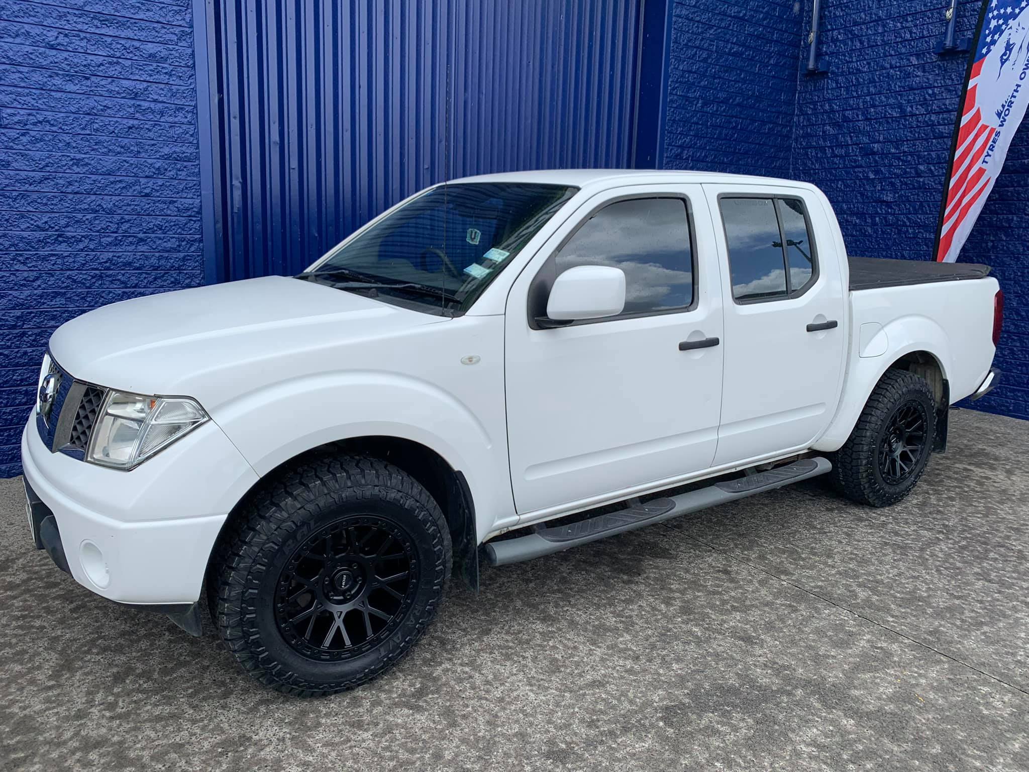 Nissan Navara D40 ST (2014) on 17" ROH Crawler