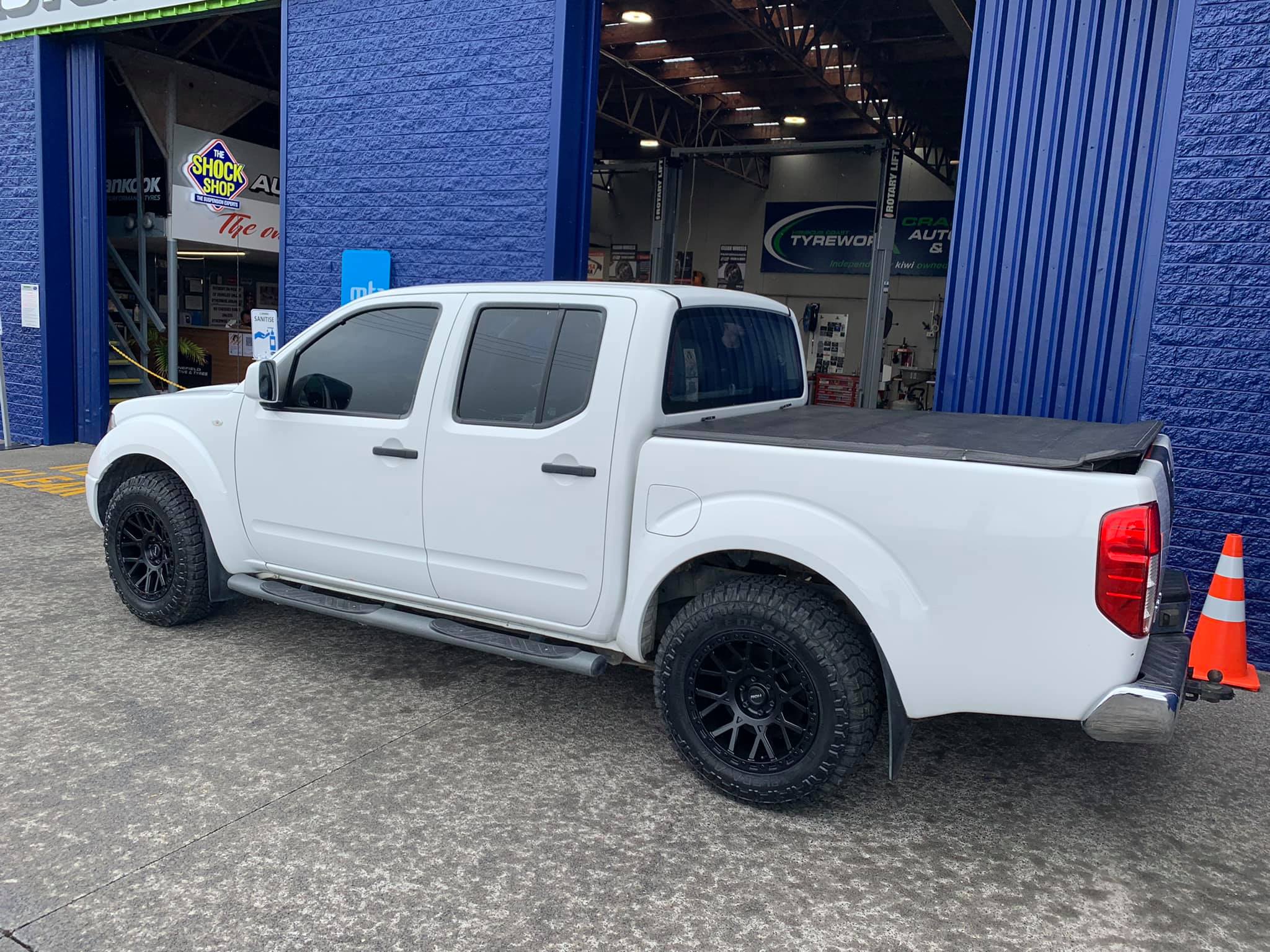 Nissan Navara D40 ST (2014) on 17" ROH Crawler