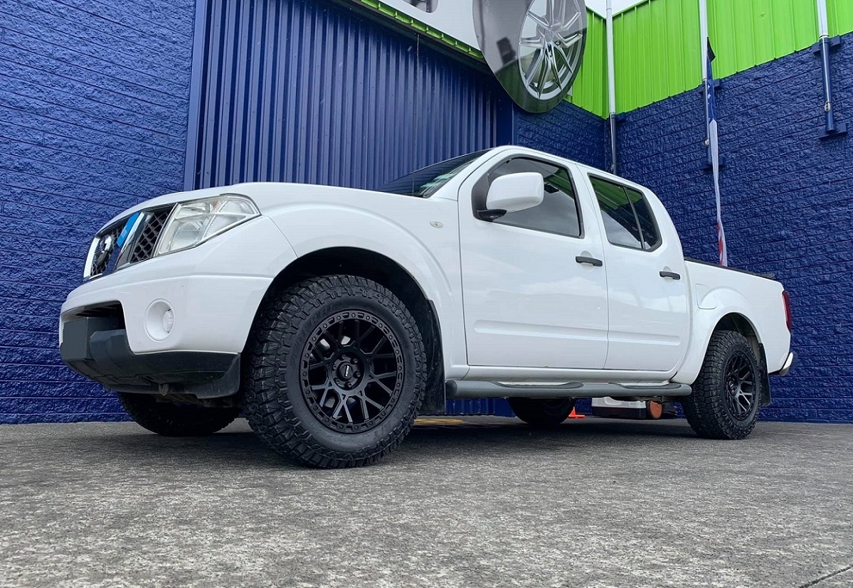 Nissan Navara D40 ST (2014) on 17" ROH Crawler