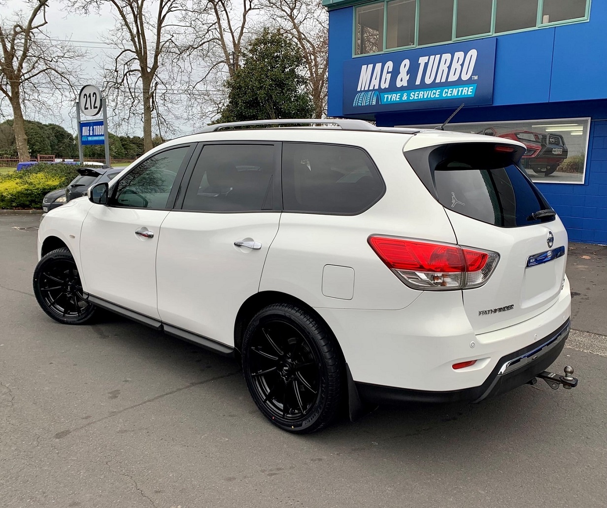 Nissan Pathfinder (2013) on 20" BGW Circuit