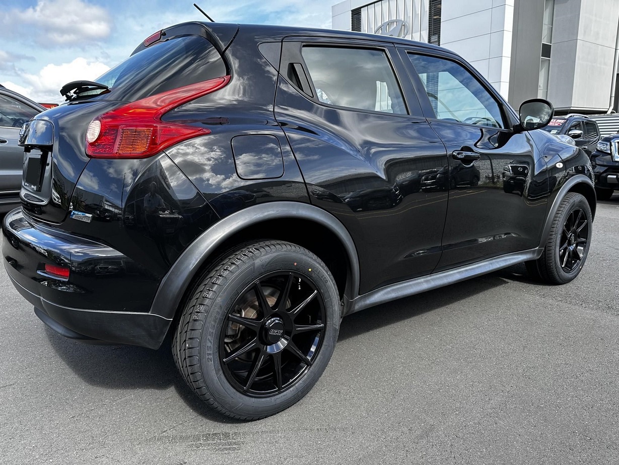 Nissan Juke (2012) on 17" BGW Tech 9