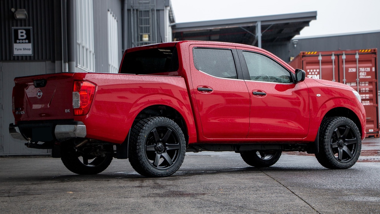 Nissan Navara on 20" BGW Beast