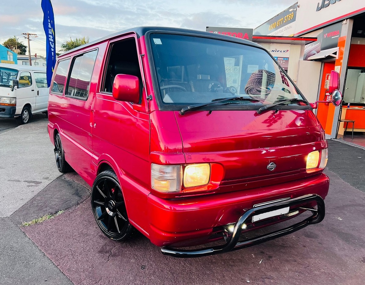 Nissan Vanette (2006) on 17" BGW Tech 9