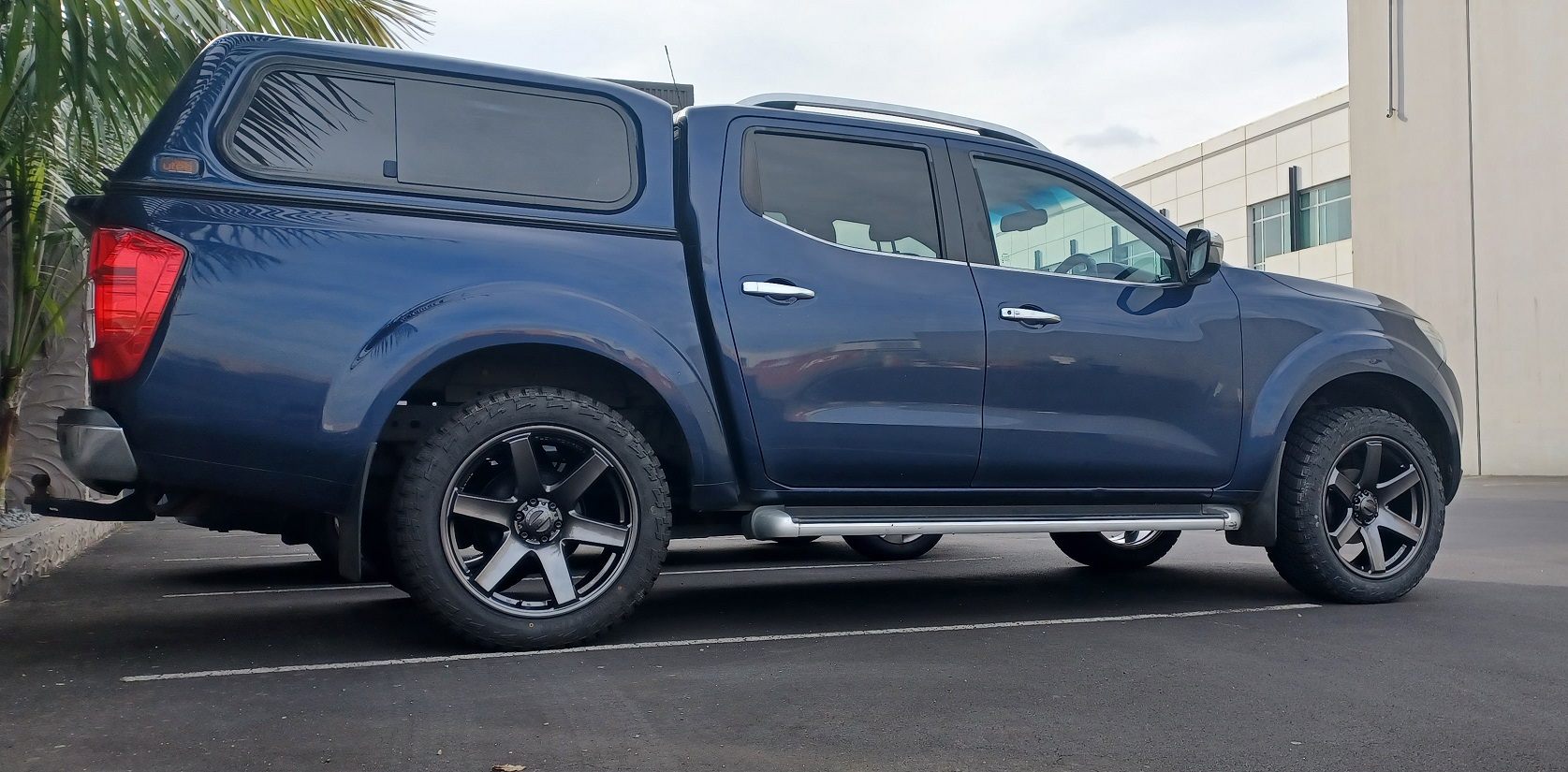 Nissan Navara on 20" BGW Beast