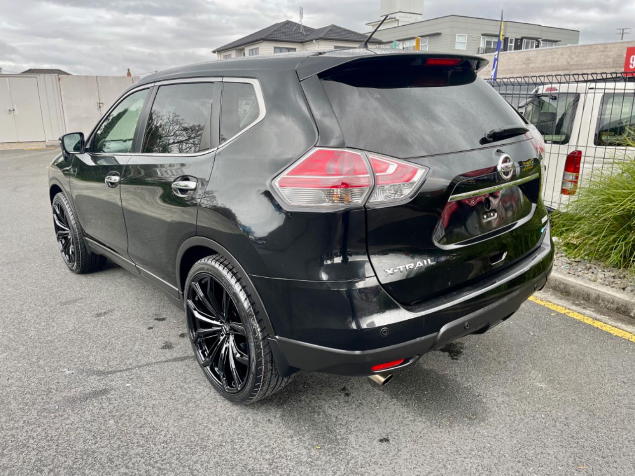 Nissan X-Trail on 22" BGW Black Widow