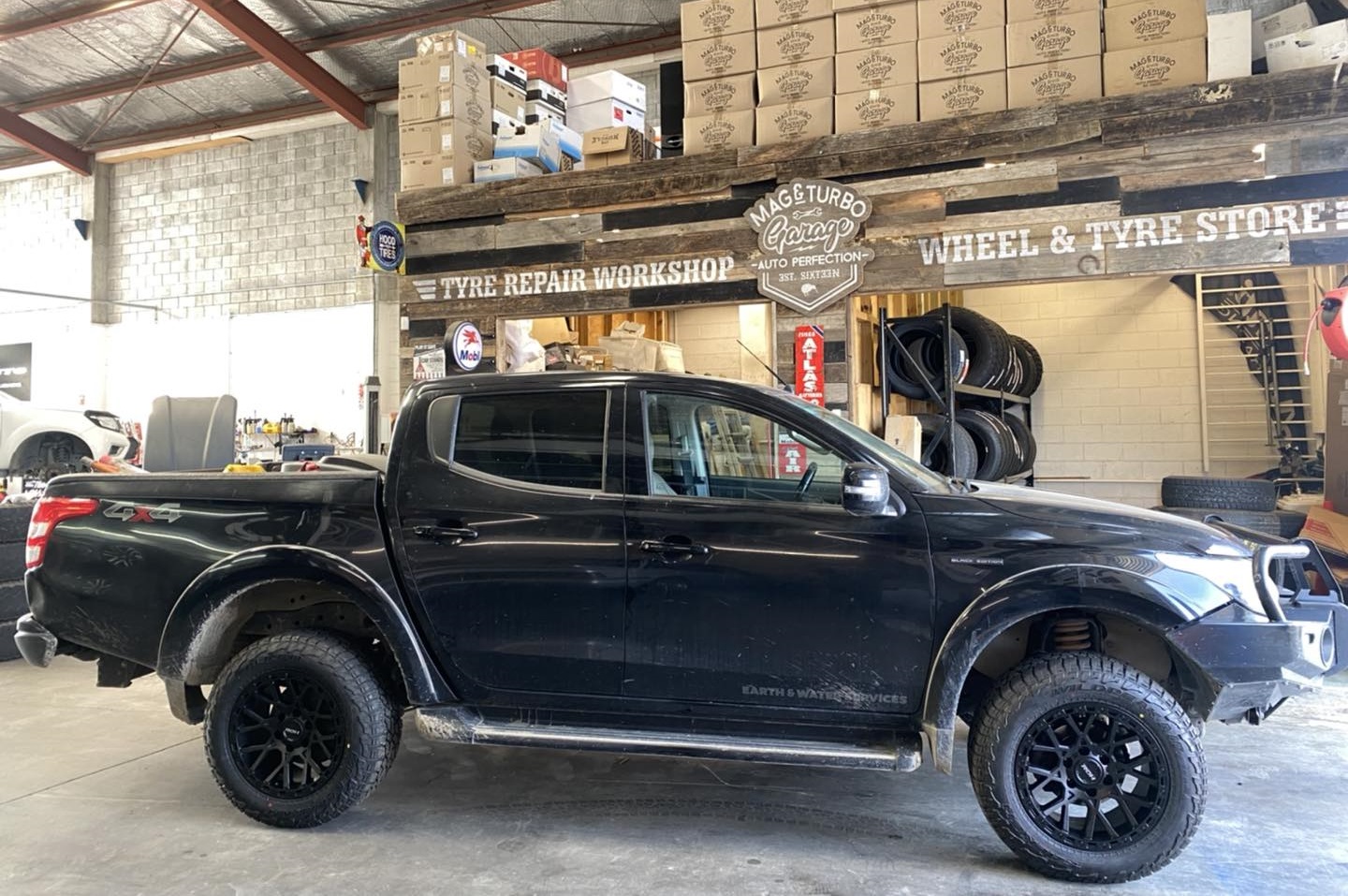 Mitsubishi Triton on ROH Crawler