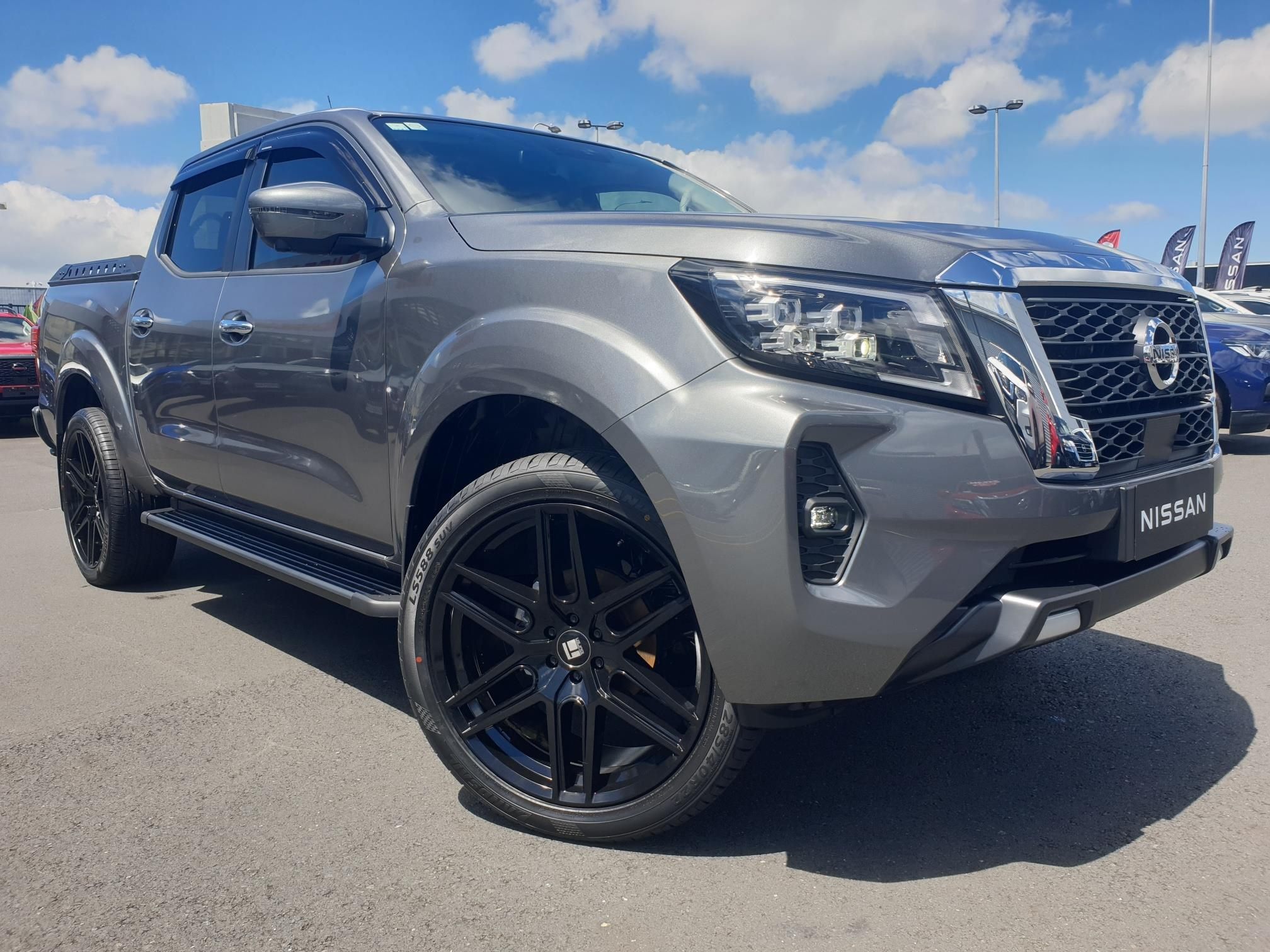 Nissan Navara STX (2023) on 22x9.5" Touren TR79