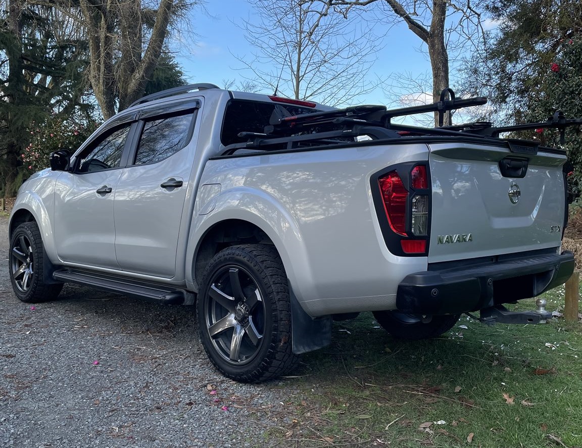 Nissan Navara STX (2021) on 20" BGW Beast