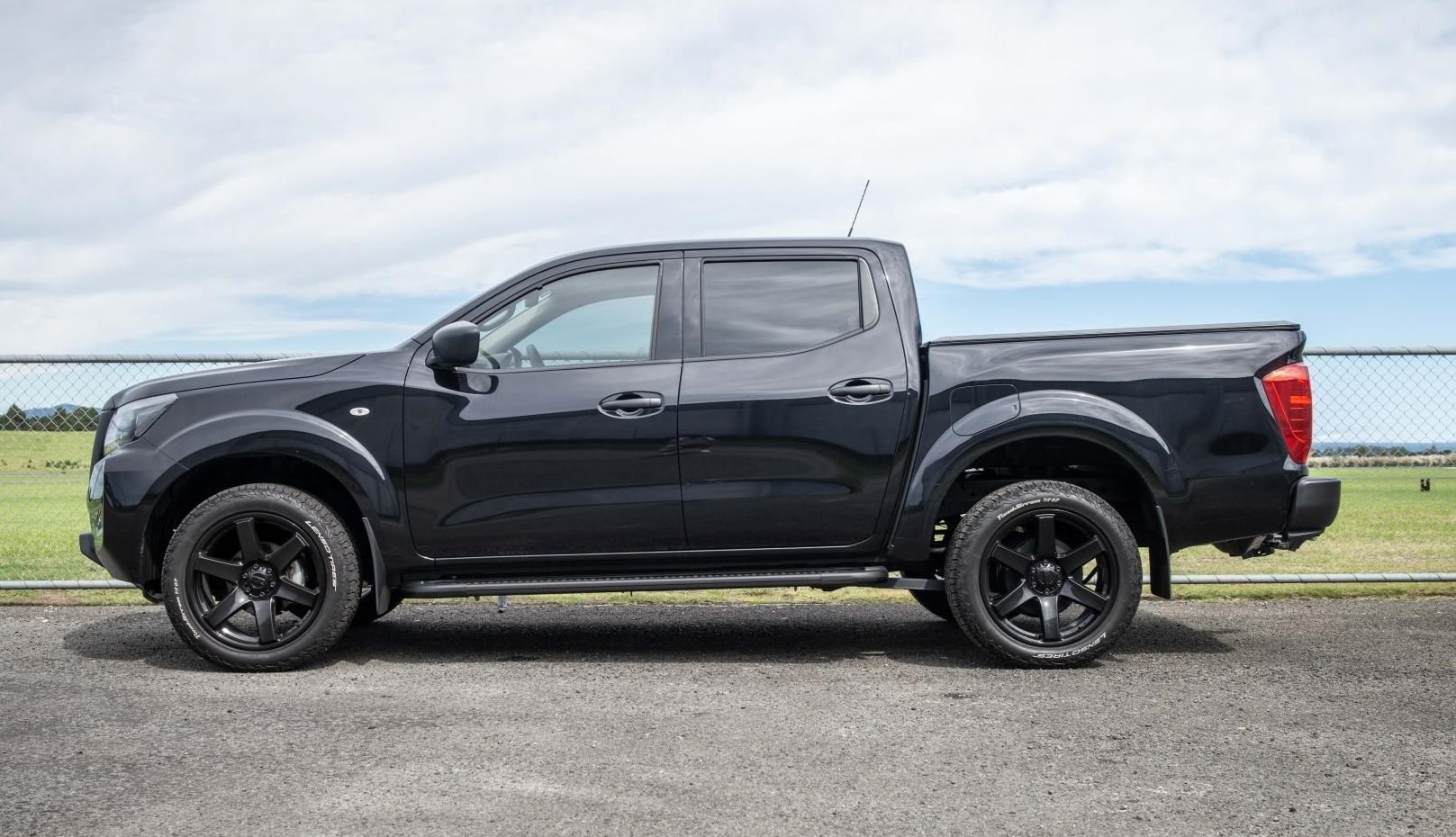Nissan Navara SL (2021) on BGW Beast