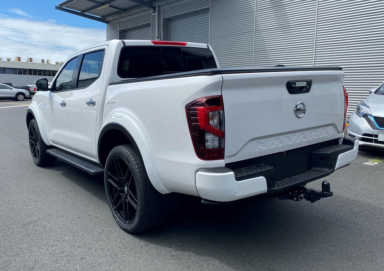 Nissan Navara STX (2022) on 22x9.5" Touren TR79