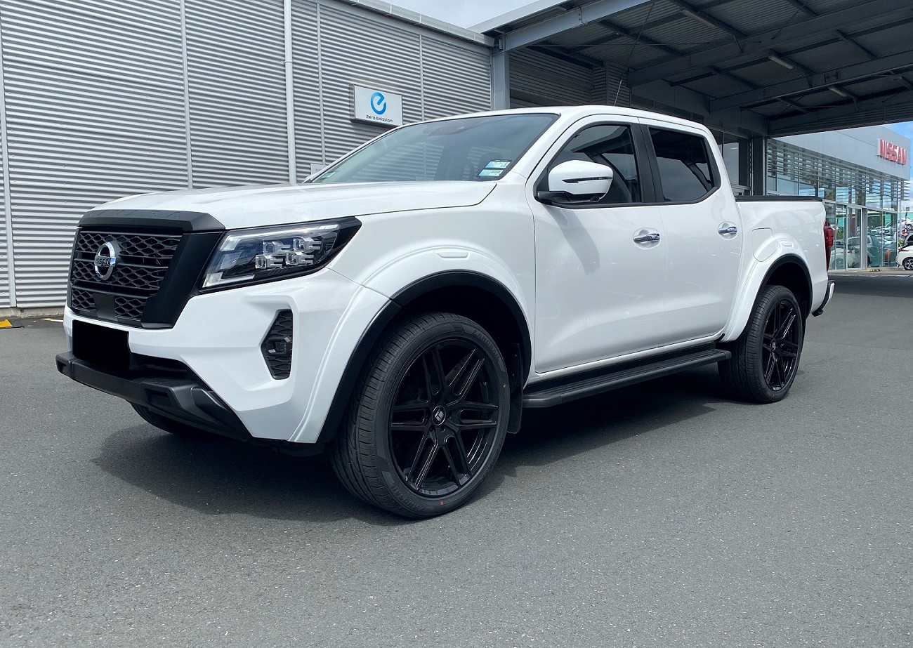 Nissan Navara STX (2022) on 22x9.5" Touren TR79
