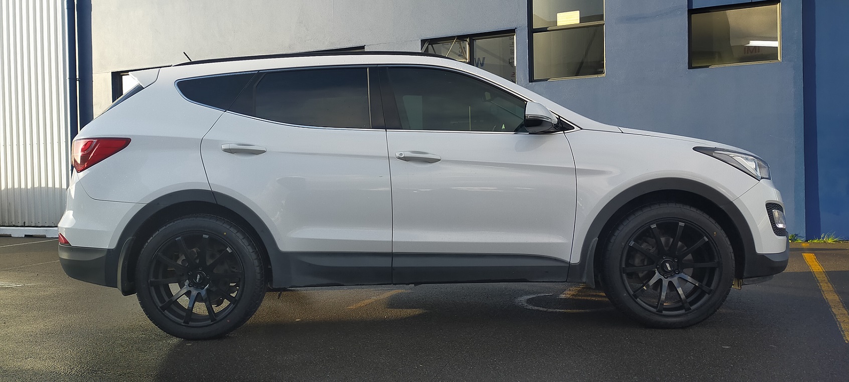 Hyundai Santa Fe (2015) on 20" BGW Pursuit