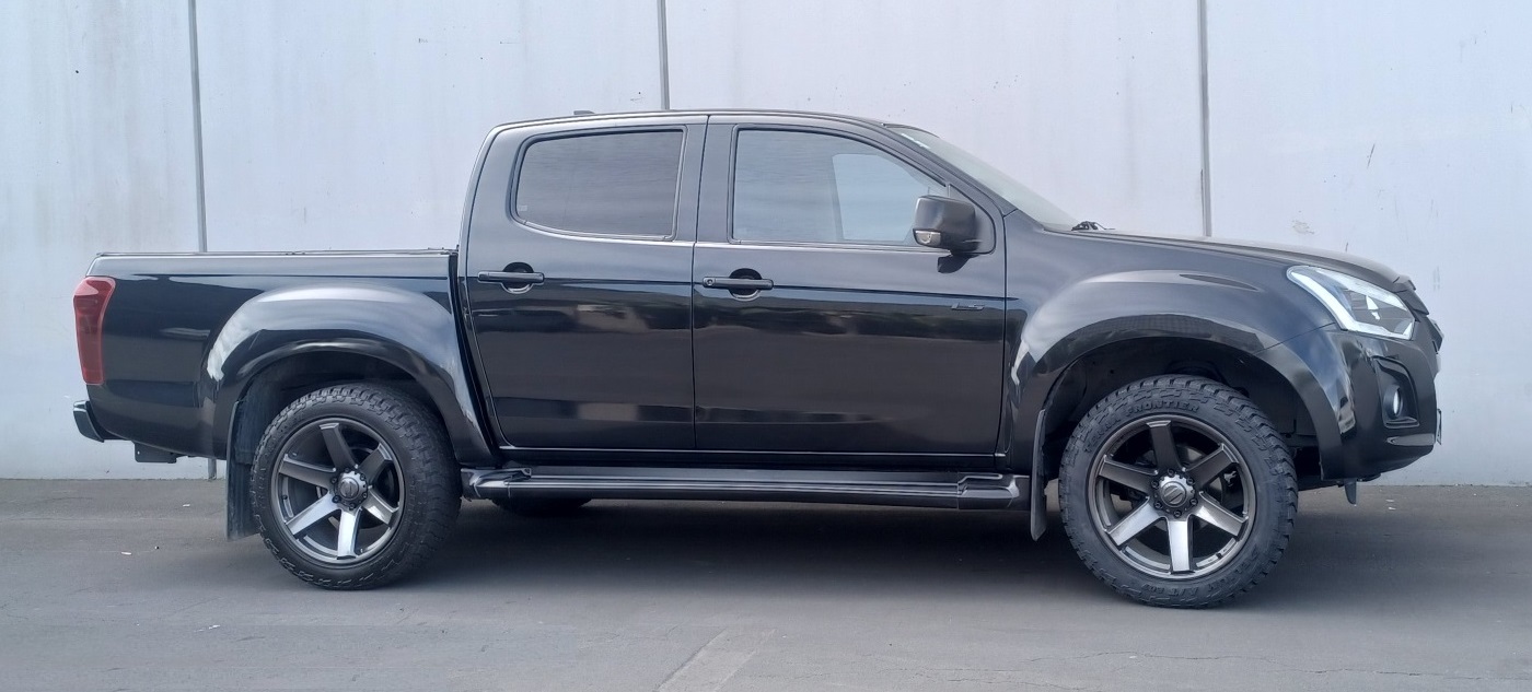 Isuzu D-Max (2017) on 20" BGW Beast