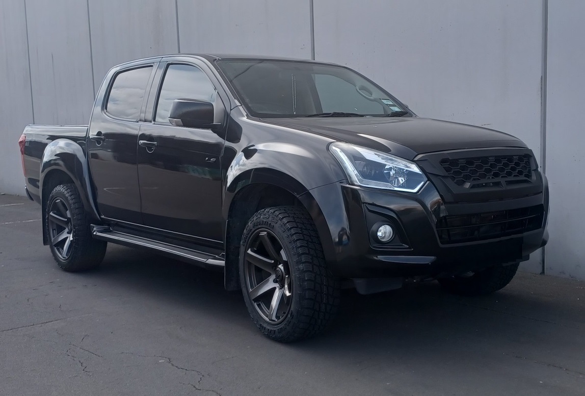 Isuzu D-Max (2017) on 20" BGW Beast