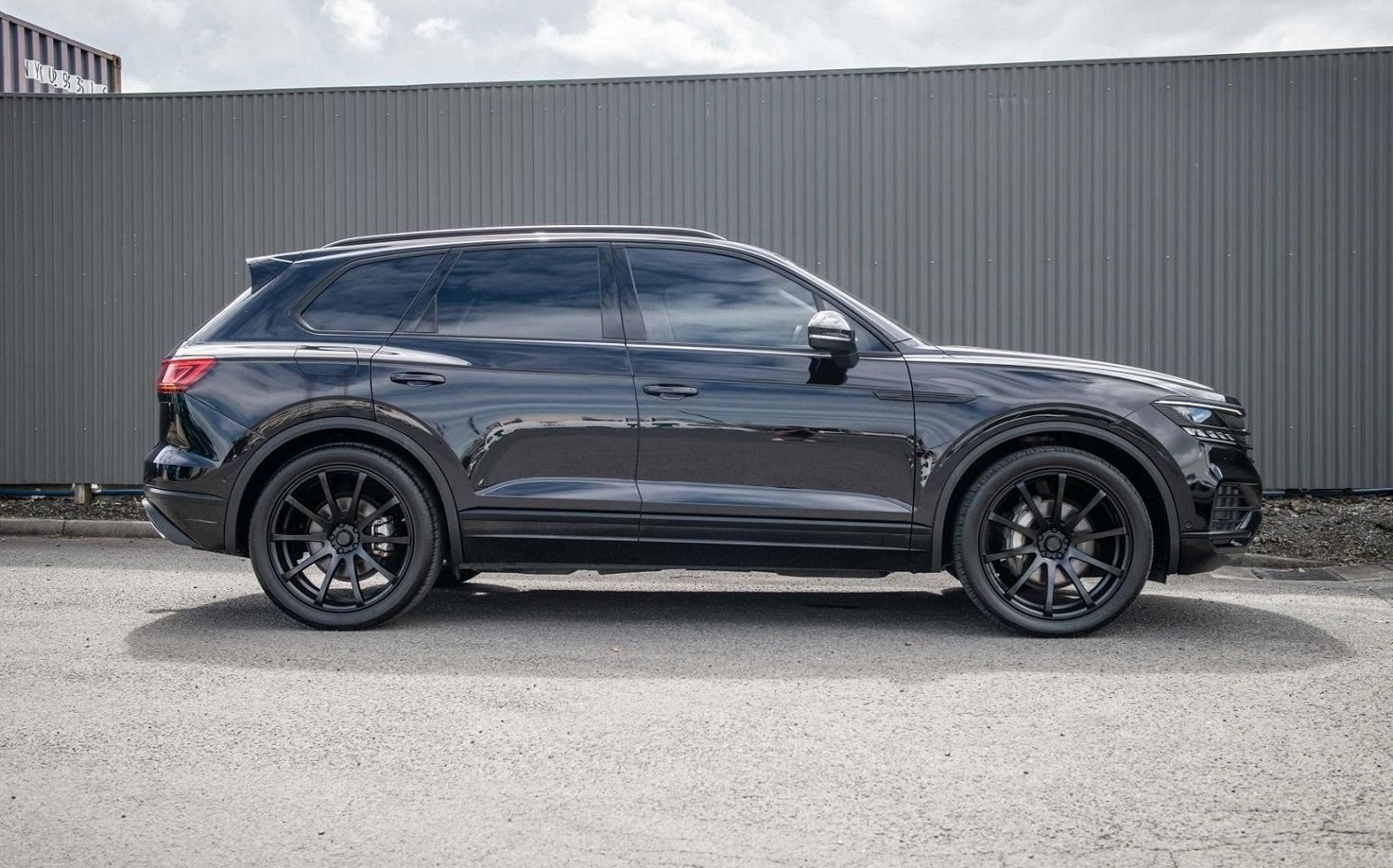 Volkswagen Touareg (2019) on 22" BGW Pursuit