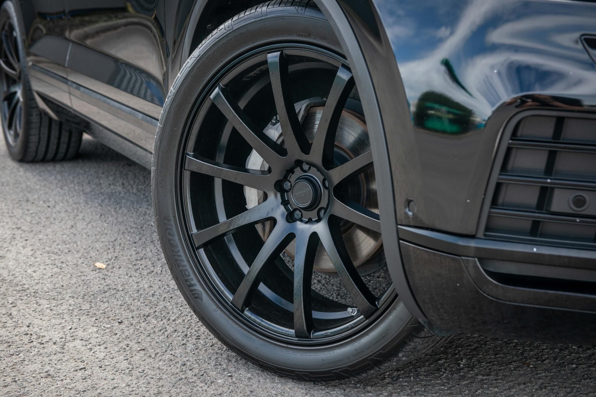 Volkswagen Touareg (2019) on 22" BGW Pursuit